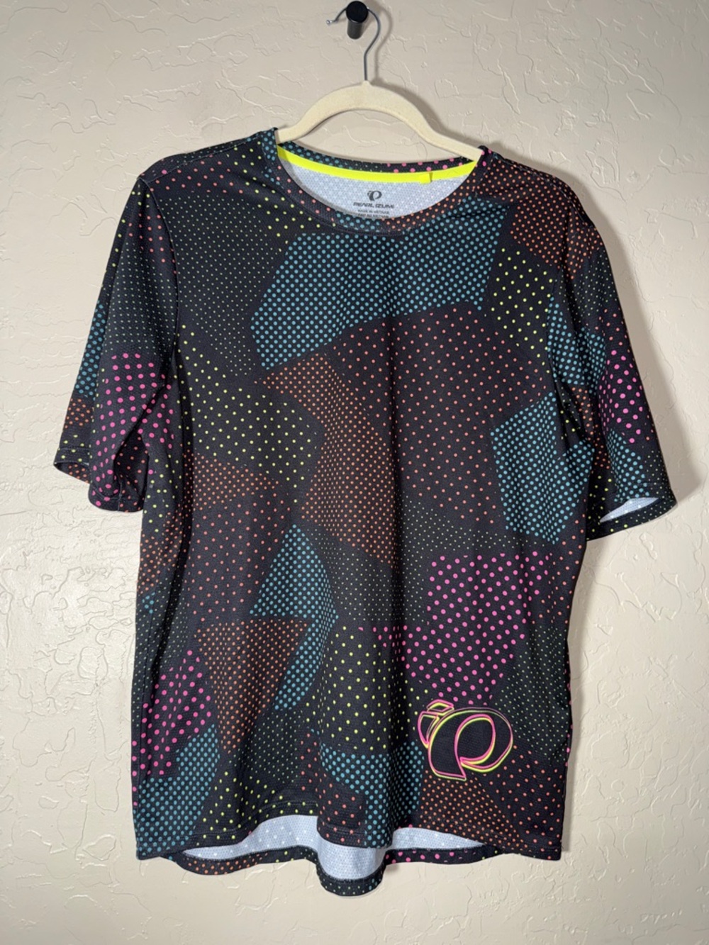 Pearl Izumi Men's Summit Short Sleeve Bike Jersey in a Retro Geo Camo pattern